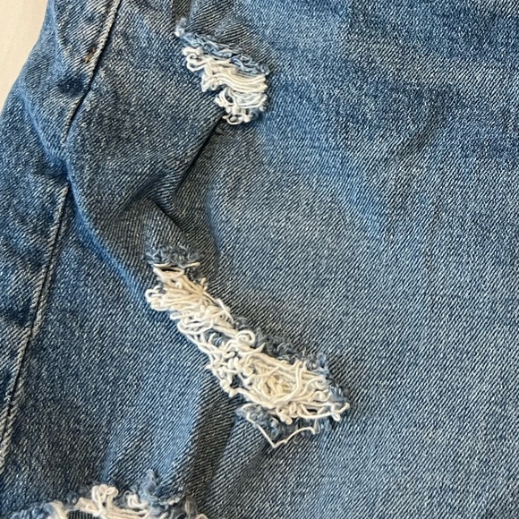 Abercrombie & Fitch Women’s Curve Love 4” High Rise Distressed Mom Short - Picture 5 of 5